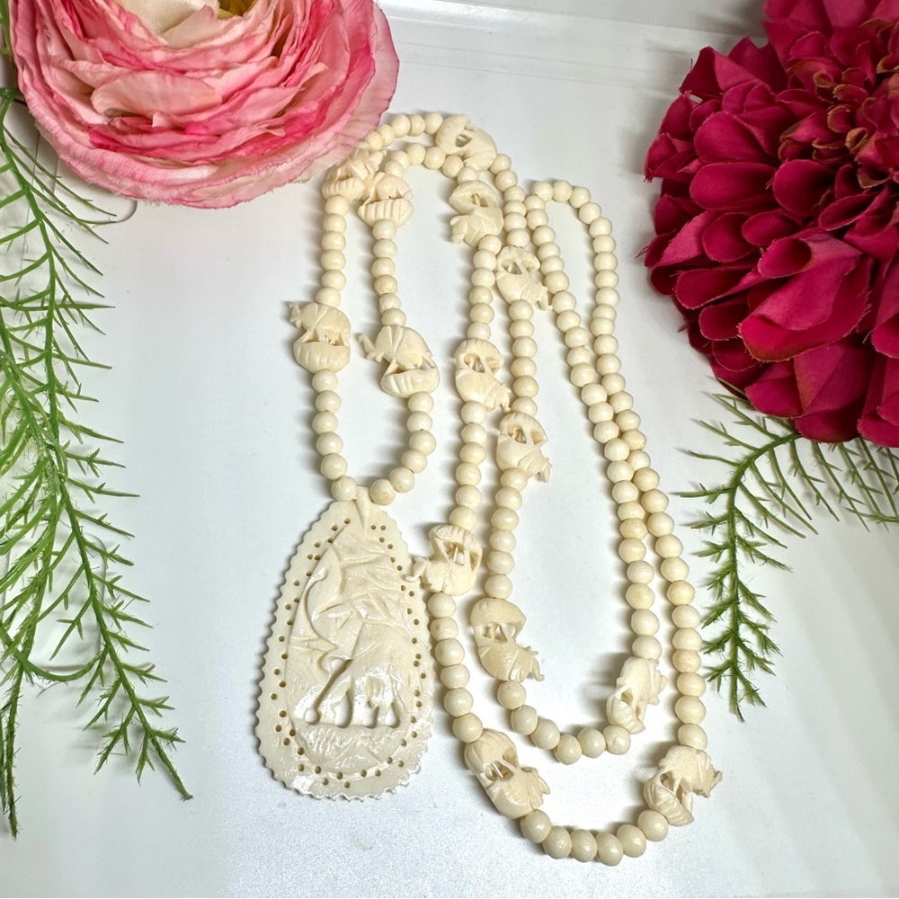 VINTAGE⚜️Carved Faux Ivory Elephant Beaded Necklace - Picture 3 of 9